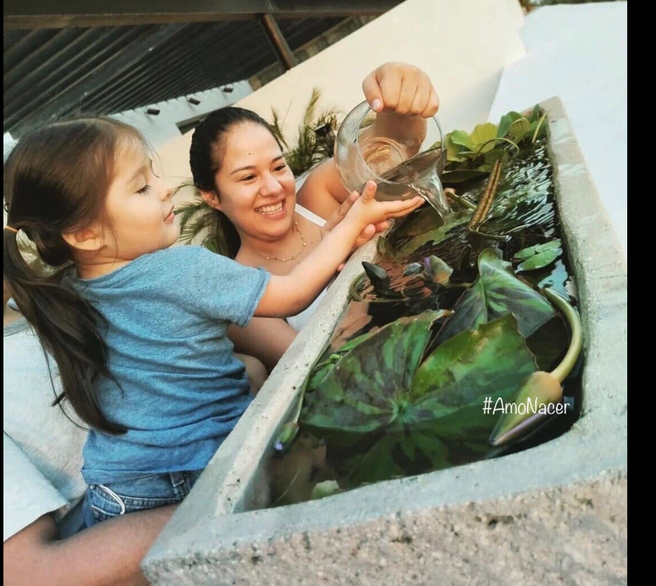 Madre e hija disfrutando de su estanque acuático Amonacer